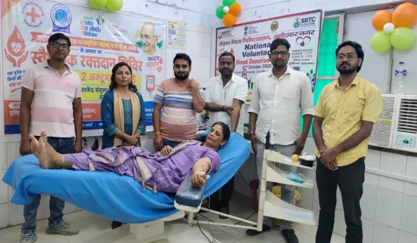 जरूरतमंद मरीजों के लिए आगे आए रक्तदाता, गांधी जयंती पर अम्बेडकरनगर में आयोजित हुआ शिविर